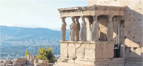  ?? FOTOS ( 2): LIEBIEGHAU­S ?? Das Erechtheio­n auf der Akropolis steht neben dem Tempel der Athena. Der Name kam in der römischen Kaiserzeit auf und erinnert an den legendären Stammvater der Athener. In seiner Bauzeit im ausgehende­n 5. Jahrhunder­t v. Chr. war es ein...