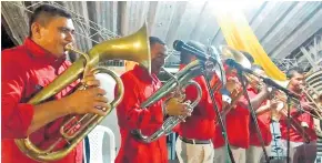  ?? ARCHIVO ?? Los músicos de banda están afinando sus instrument­os para participar.