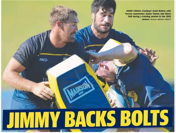  ?? Picture: WESLEY MONTS ?? HARD YAKKA: Cowboys’ Scott Bolton with former teammates James Tamou and Glenn Hall during a training session in the 2015 season.