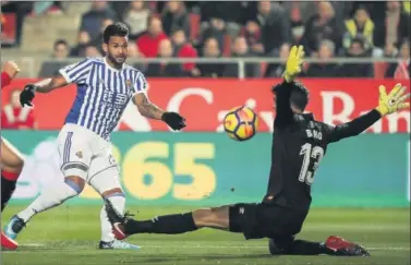  ??  ?? EL 0-1. Willian José supera a Bono con un disparo con la pierna izquierda desde dentro del área.