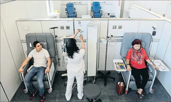  ?? ÀLEX GARCIA ?? Pacientes en el nuevo hospital de día en el Mar: luz natural, espacios para estar a solas o con otros pacientes y wifi, tal como pidieron