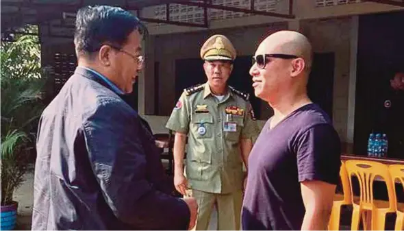  ?? PIC COURTESY OF JULAU MP’S OFFICE ?? Mohd Azra Abdul Razak (right), special officer to Permatang Pauh member of parliament Nurul Izzah Anwar and a family friend of one of the detainees, speaking to Cambodian minister Oknha Datuk Dr Othsman Hassan yesterday.