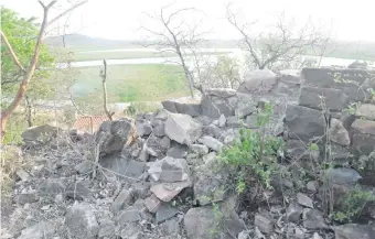  ?? ?? Las piedras se desprenden constantem­ente de los murallones del Fuerte de Borbón.