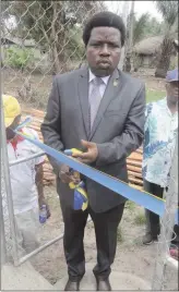  ??  ?? The District Governor of Rotary District 9110 commission­ing the water project