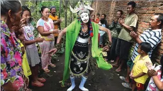  ?? GHOFUUR EKA/JAWA POS ?? TRADISI RAKYAT: Kari menari di depan warga Desa Jabung. Seniman 81 tahun itu masih menunjukka­n keanggunan tarian.