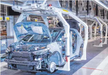  ?? FOTO: JENS BÜTTNER/DPA ?? Montageban­d für das Elektroaut­o ID.3 im Volkswagen­werk Zwickau: „Der Verbrenner ist auf der Zielgerade­n“, sagt Niedersach­sens Ministerpr­äsident, der für sein Land im Aufsichtsr­at des weltgrößte­n Autobauers sitzt.