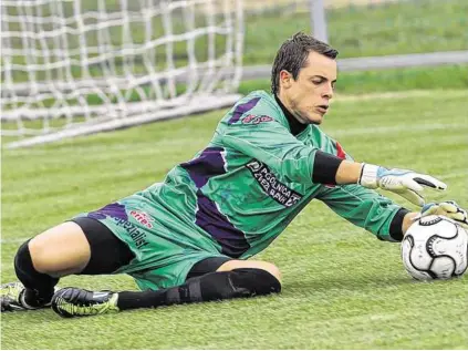  ?? KUESS ?? SAK-Keeper Marcel Reichmann konnte in Pasching den Ball nur selten festhalten. Er kassierte sieben Gegentore