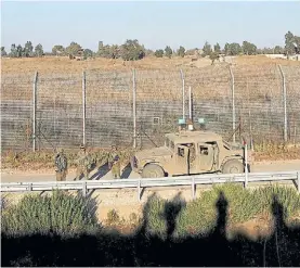  ?? REUTERS ?? Patrulla. Soldados israelíes vigilan en las Altos del Golan.