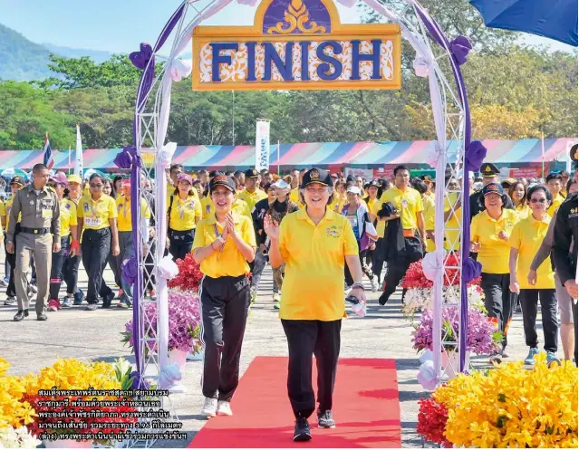  ??  ?? สมเด็จพระเทพรัตนราชสุดาฯ สยามบรม ราชกุมารี พร้อมด้วยพระเจ้าหลานเธอ พระองค์เจ้าพัชรกิติยาภา ทรงพระดำเนิน มาจนถึงเส้นชัย รวมระยะทาง 3.96 กิโลเมตร (ล่าง) ทรงพระดำเนินนำผู้เข้าร่วมการแข่งขันฯ