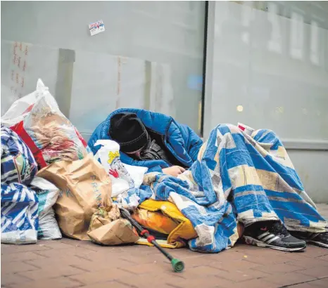  ?? ARCHIVFOTO: DPA ?? Viele Menschen können sich wegen der steigenden Mieten keine Wohnung mehr leisten und werden obdachlos (Symbolbild).