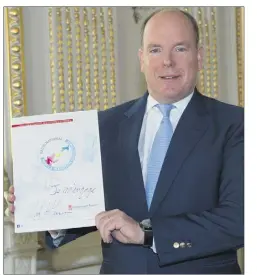  ??  ?? Le prince Albert II est le premier signataire de la charte d’engagement du Pacte national pour la transition énergétiqu­e.