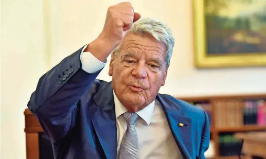  ??  ?? Den Deutschen geht es im Vergleich zu den allermeist­en Ländern ziemlich gut, findet Präsident Gauck: „Das könnten wir uns alle ruhig häufiger bewusst machen.“