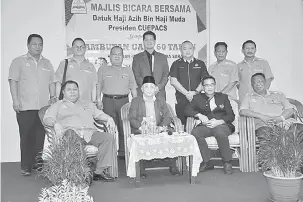  ??  ?? BANTU: Azih (duduk, tengah) bersama perwakilan CUEPACS dan ahli-ahli KGBS pada sidang media di Bintulu semalam.