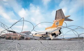  ??  ?? Un viejo avión de la Cyprus Airways, testimonio de los días de guerra