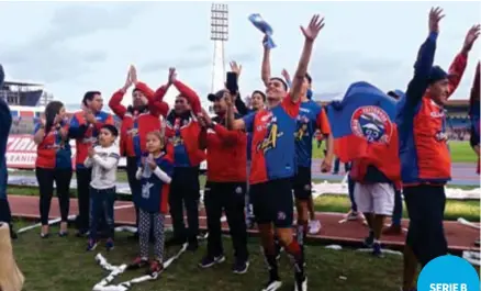  ??  ?? PROTAGONIS­MO. Jugadores y dirigentes del Olmedo celebran el pase a la Liga profesiona­l de fútbol.