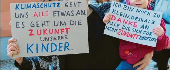  ?? Archivfoto: Benjamin Reif ?? Bereits mehrmals waren Schüler, Eltern mit Kindern, Großeltern und Unternehme­r in Wertingen gemeinsam für den Klimaschut­z auf die Straße gegangen.