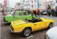  ?? Foto: Erich Echter ?? Oldtimer an Oldtimer reihte sich am historisch­en Stadtplatz aneinander. Rund 150 Teilnehmer kamen gestern zum Treffen nach Aichach.