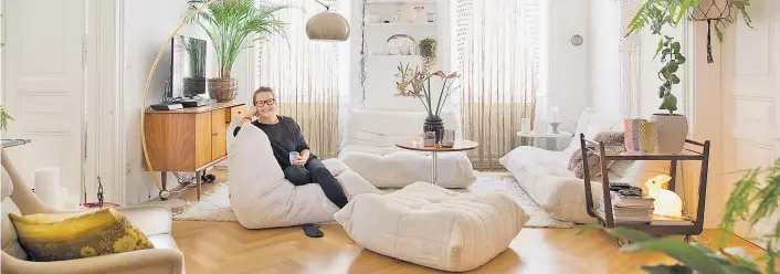  ??  ?? „Die Couch stand früher in der österreich­ischen Botschaft im Oman. Nun steht sie um 500 Euro in meinem Wohnzimmer. Ein Wahnsinn, oder?“Sandra Haischberg­er in ihrem Glück.