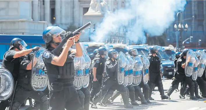  ?? GERMAN GARCIA ADRASTI ?? Disparos. Las fuerzas de seguridad fueron conducidas por la Nación. Durante varias horas, el Congreso fue epicentro de violencia. Hubo heridos y detenidos.