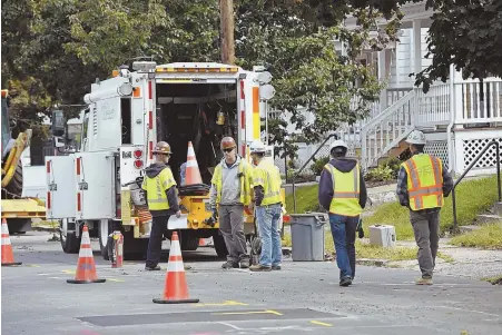  ?? STAFF PHOTO BY FAITH NINIVAGGI ?? STATE OF THE ART: Columbia Gas Crews start working to repair and replace gas lines on Grafton Street in Lawrence on Monday. The work is expected to take seven weeks, according to Gov. Charlie Baker’s office.