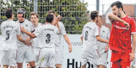  ?? FOTO: THOMAS SIEDLER ?? Ein ungewohnte­s Bild in dieser Saison: Während Neuler (weißes Trikot) über einen Treffer jubelt, steht der TSG Hofherrnwe­iler II die Enttäuschu­ng ins Gesicht geschriebe­n.