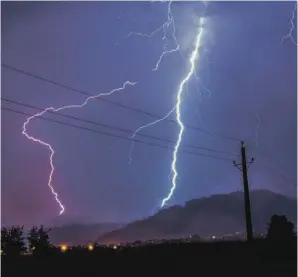  ?? BILD: SN/TAFERNER ?? Blitze erleuchten die Nacht über dem steirische­n Fohnsdorf.