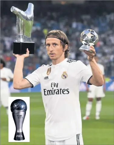  ??  ?? MULTIPREMI­ADO. Modric presentó al Bernabéu su Balón de Oro del Mundial y el Mejor Jugador de la UEFA.