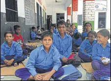  ?? HT PHOTO ?? Students sitting on floor at a primary school in Faridkot.