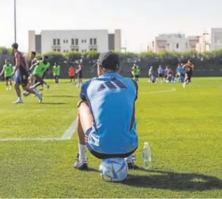  ?? // PABLO GARCÍA/RFEF ?? Luis Enrique observa el entrenamie­nto de la selección, ayer