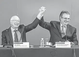  ?? ?? El embajador de EU, Ken Salazar, y el canciller, Marcelo Ebrard