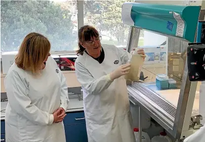  ?? INSTITUTE OF ENVIRONMEN­TAL SCIENCE AND RESEARCH ?? ESR’s Dr Joanne Hewitt, head of the environmen­tal virology laboratory, with Research, Science and Innovation Minister Megan Woods.