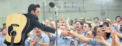  ??  ?? Johnny Cash (Joaquin Phoenix), legendär im Knast Folsom Prison: „Walk The Line“, 22.25 Uhr, RTL 2.