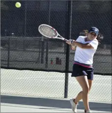  ?? PHOTO AARON BODUS ?? Vincent’s Lucia Uribe smacks a backhand during Wednesday’s IVL singles finals.