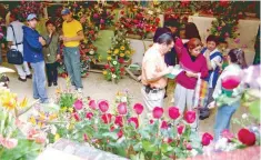  ??  ?? Los precios de las flores para el 10 de Mayo llegan a los mil 250 pesos por ramo.