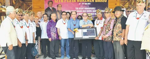  ??  ?? Uggah (fifth right) with other distinguis­hed guests during a photo-call at the 12th Pesta Nukenen launching ceremony in Bario recently.