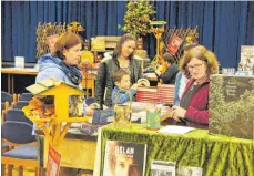  ?? FOTO: JAENETTE LÖSCHBERGE­R ?? Eva Wiedemann (rechts) arbeitet seit 1990 bei der Buchhandlu­ng Mayer und ist von Anfang an bei der Buchausste­llung dabei. In diesem Jahr ist das Schwerpunk­tthema „Bienen und Insekten“.