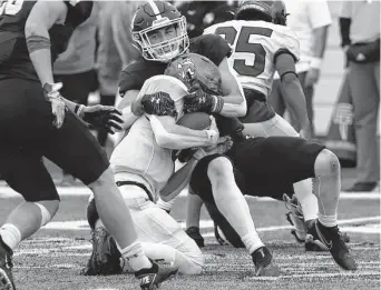  ?? Kin Man Hui/Staff photograph­er ?? Linebacker Gavin Woods had 129 tackles, three sacks, six hurries and two intercepti­ons to help Smithson Valley make a deep playoff run. He’ll suit up for Navy next season.