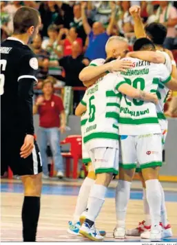  ?? MIGUEL ÁNGEL SALAS ?? Los jugadores del Córdoba Futsal celebra un gol ante Santa Coloma.