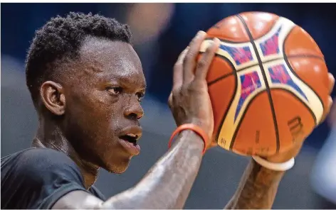  ?? FOTO: PFÖRTNER/DPA ?? Dennis Schröder hat dieses Jahr große Ziele – mit Oklahoma City in der NBA und mit der Nationalma­nnschaft bei der WM in China.