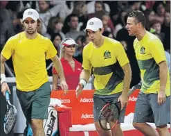  ?? FOTO: GETTY ?? Lleyton Hewitt anima a sus pupilos del doble, Peers y Thompson