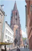  ?? FOTO: JAUSS ?? Langsam kommt der ganze Münstertur­m in Freiburg wieder zum Vorschein.