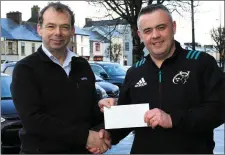  ??  ?? Denis Cronin (RIGHT) presents €1,149 to Jack Shanahan of Castleisla­nd Hospice fundraisin­g committee on behalf of the RFC.