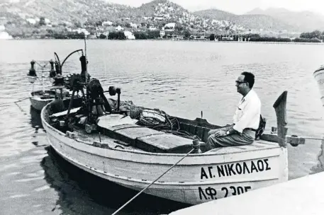  ?? ARCHIVO/WUNDERKAMM­ER ?? El autor mallorquín Cristóbal Serra en el puerto de Andratx, el lugar mítico de su infancia y donde todo comenzó