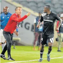  ?? Picture: GALLO IMAGES ?? SHAPE UP OR SHIP OUT: Orlando Pirates coach Milutin Sredojevic, seen here giving instructio­ns to his defender Ntsikelelo Nyauza, seems to be struggling to change the fortunes of the Soweto giants