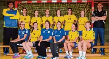  ?? Foto: Reinhold Radloff ?? So sieht die Frauenmann­schaft Handball des TSV Schwabmünc­hen aus, die in der kommenden Saison wieder in der Bezirksobe­rliga spielen wird: (hinten von links) Trainer David Dürndorfer, Johanna Beran, Ronya Plack, Gabi Frommelt, Julia Ratzek, Caro Reim,...