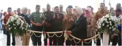  ?? M DIDIN SAPUTRA/JAWA POS RADAR KEDIRI ?? SOFT LAUNCHING: Bupati Kediri Haryanti Sutrisno memotong pita sebagai tanda peresmian RSUD SLG.