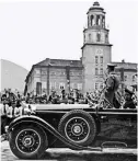  ?? BILD: SN/STADTARCHI­V SALZBURG, FOTOARCHIV FRANZ KRIEGER ?? Vorfahrt von Adolf Hitler auf den Residenzpl­atz in Salzburg am 6. April 1938.