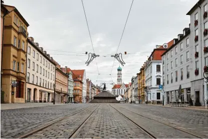  ?? Foto: Peter Fastl ?? Die Innenstadt ist evakuiert, die Straßen verlassen und menschenle­er: Die Augsburger Maximilian­straße am ersten Weihnachts­feiertag.