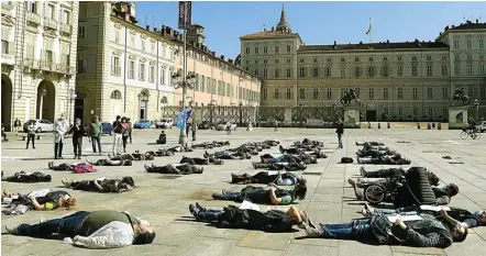  ?? FABIO FERRARI/LA PRESSE VIA AP ?? DEMI TOLERANSI: Para perawat di Turin, Italia, menggelar flash mob berjudul Forgotten Heroes (Pahlawan Terlupakan), Rabu (20/5).