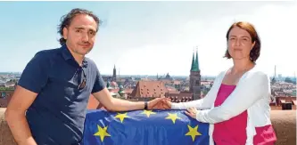  ?? — AFP ?? Greek-born German Anestis Aslanidis and his German wife Bettina Zauhar pose with the European flag at the castle in Nuremberg in southern Germany on July 2, 2015.